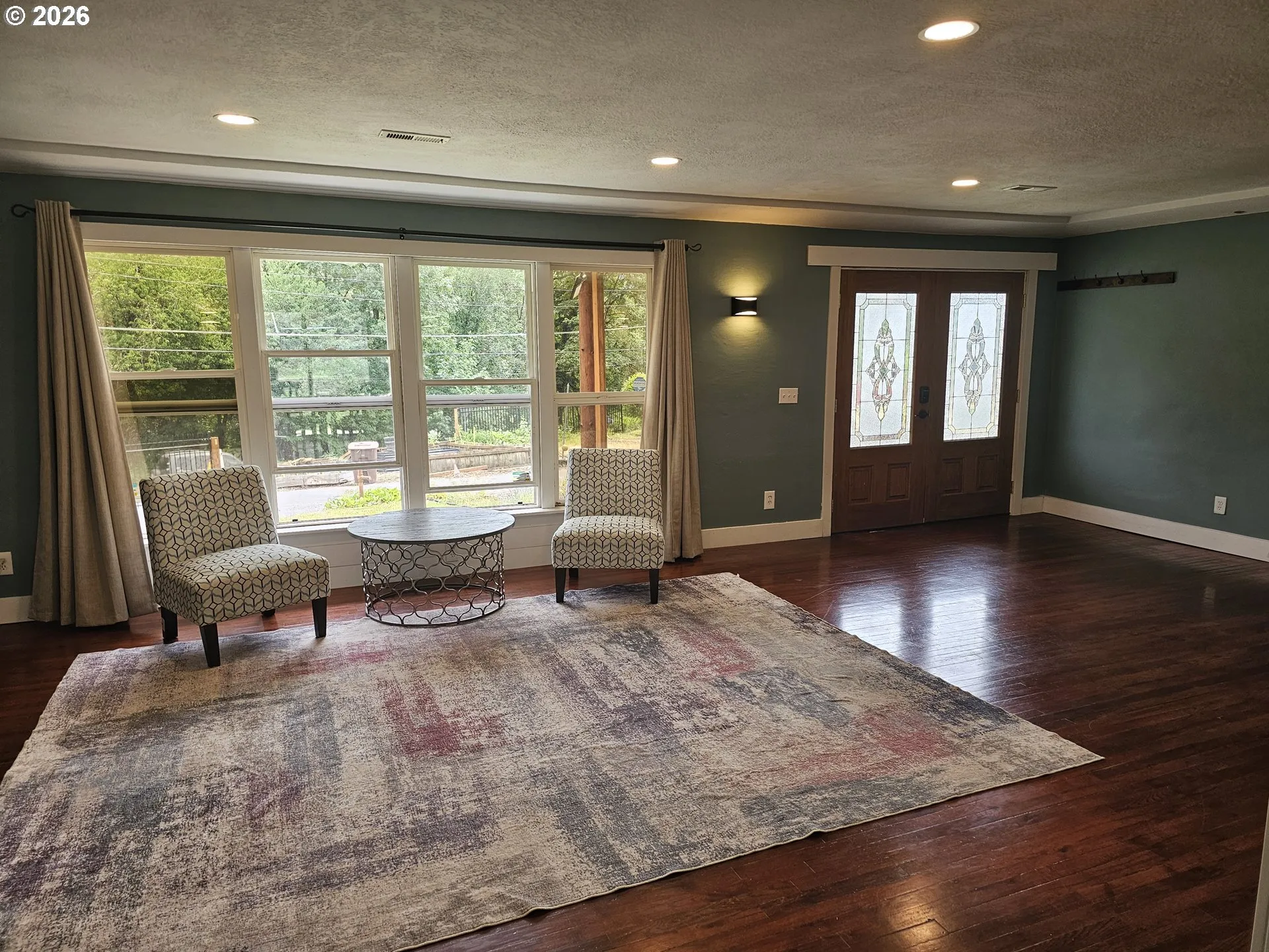 Living Room/Entrance