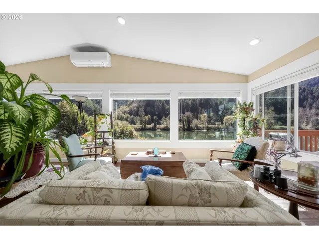 Living Room-Vaulted Ceilings