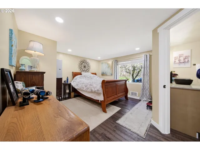 Bedroom, Primary