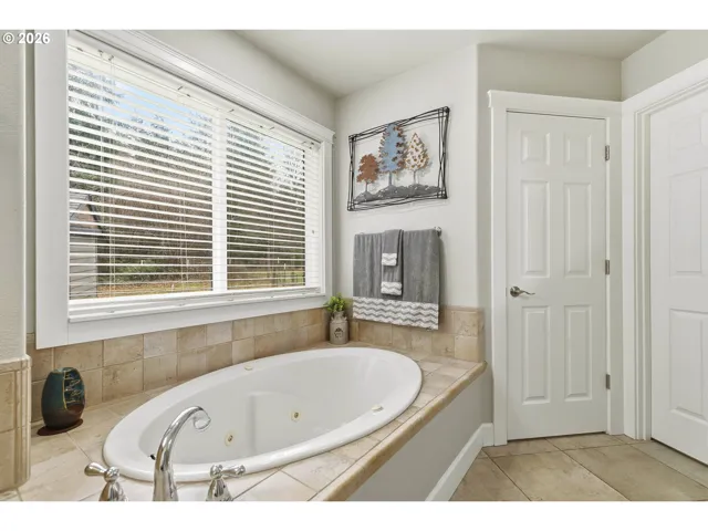 Owner's Suite Bathroom-Garden Tub