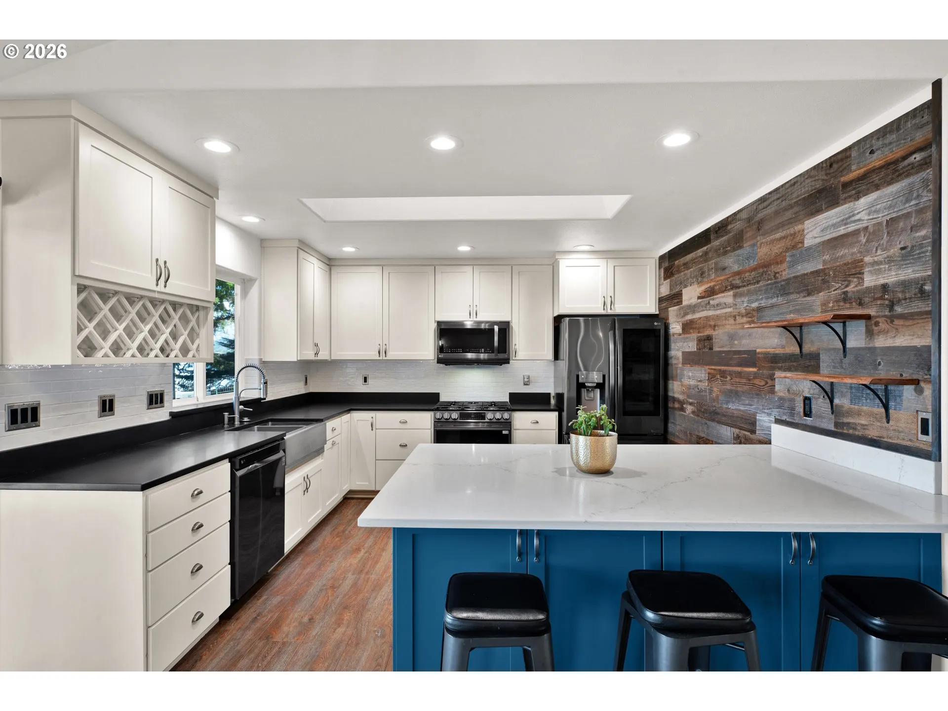 Kitchen-Breakfast Bar