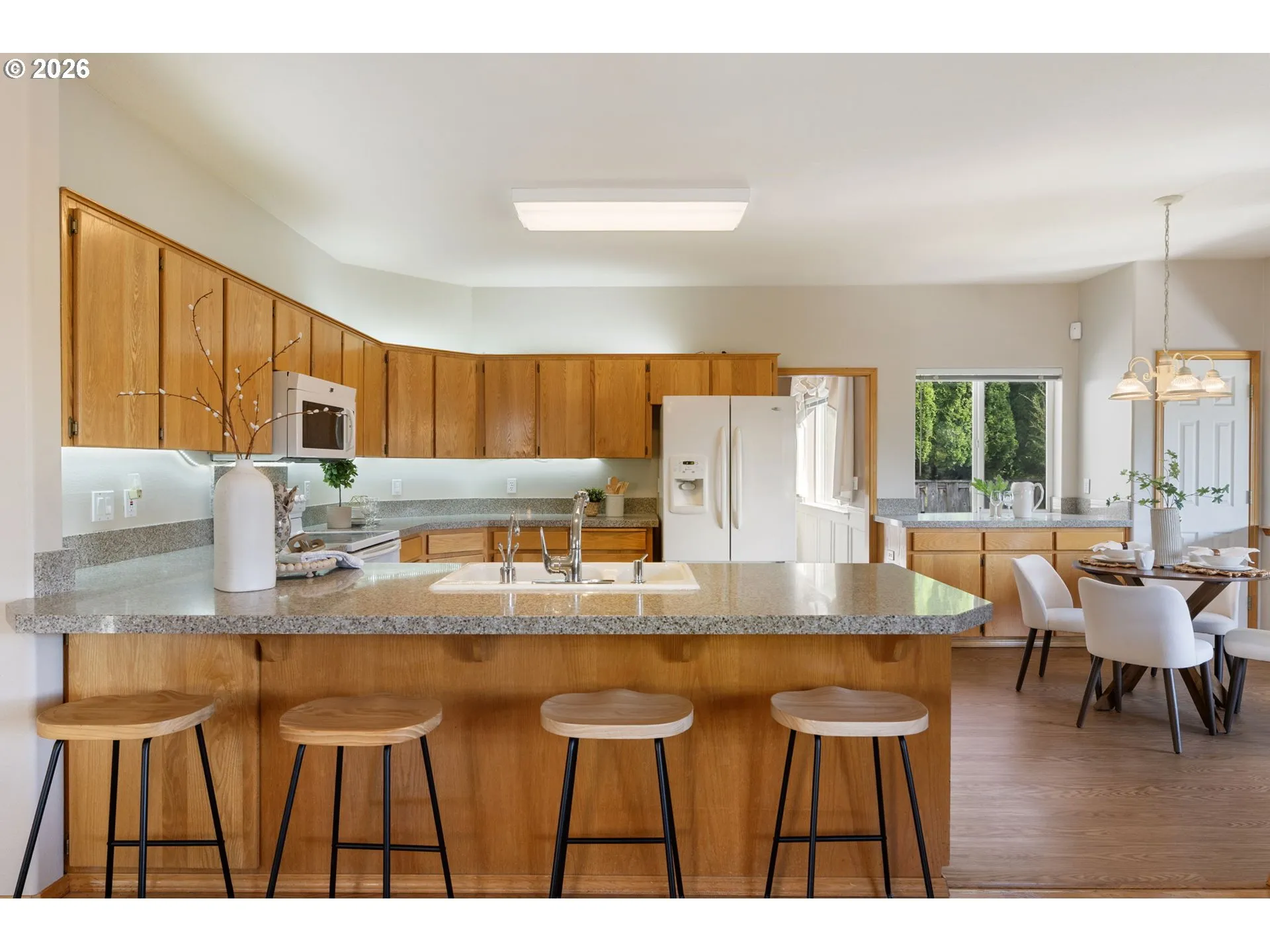 Kitchen-Breakfast Bar