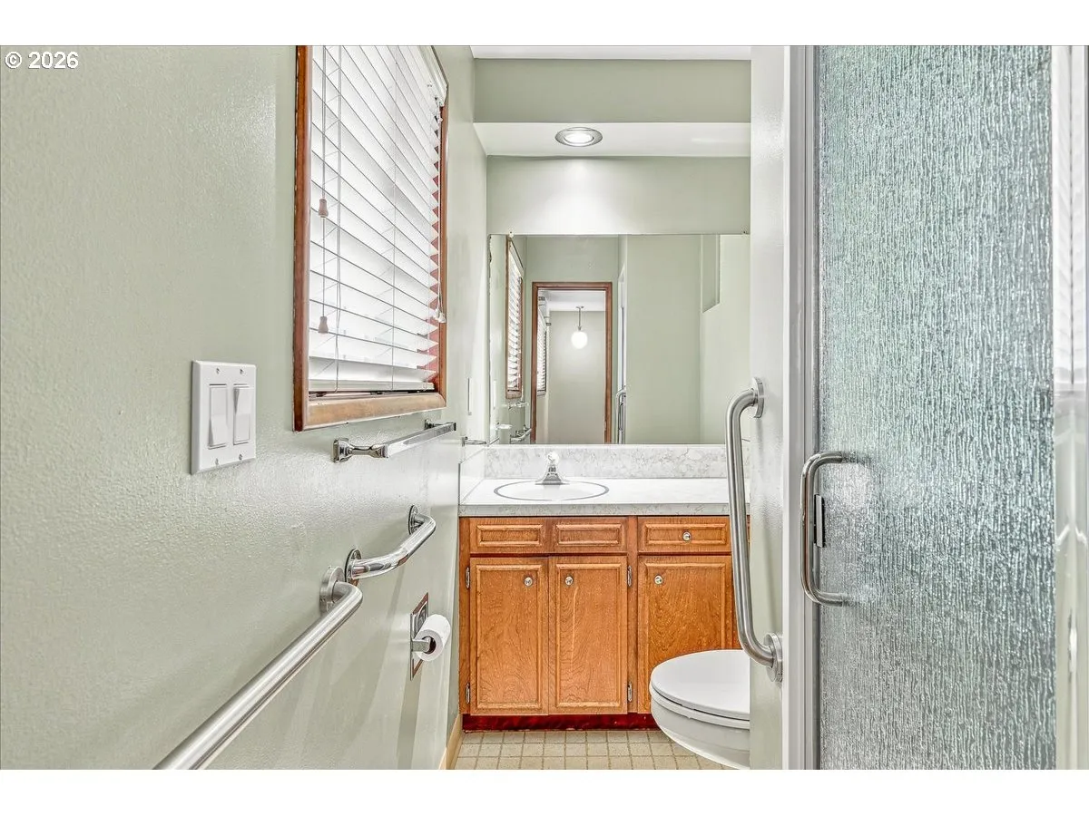 Bathroom, Attached