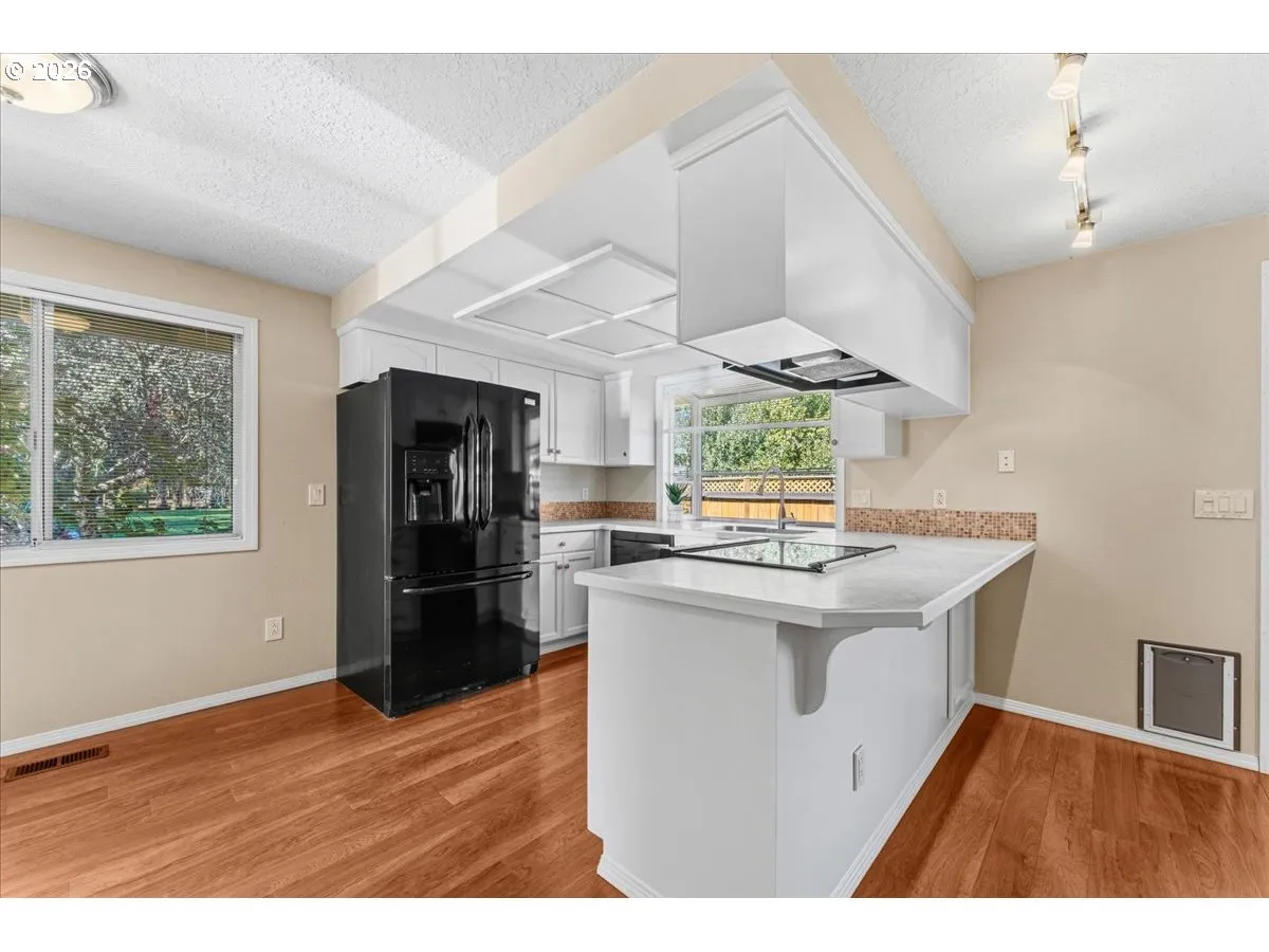 Kitchen-Breakfast Bar
