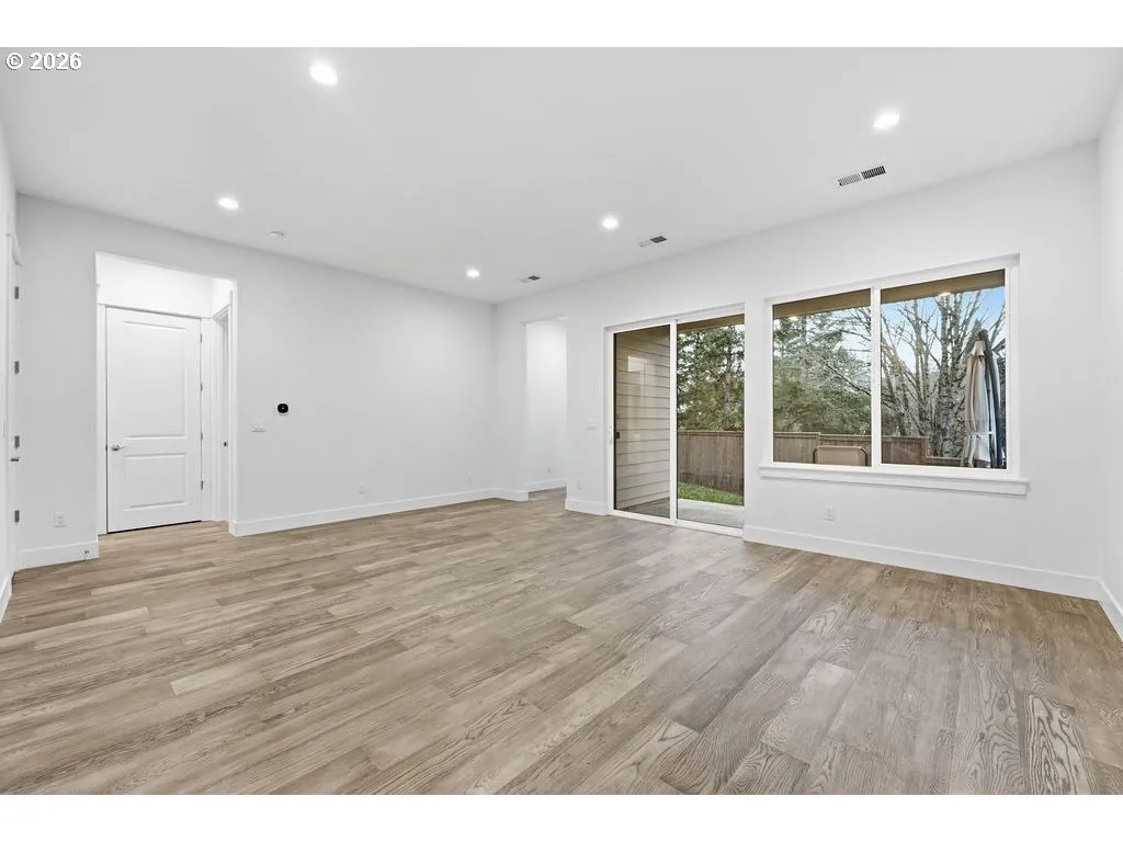Living Room/Entrance