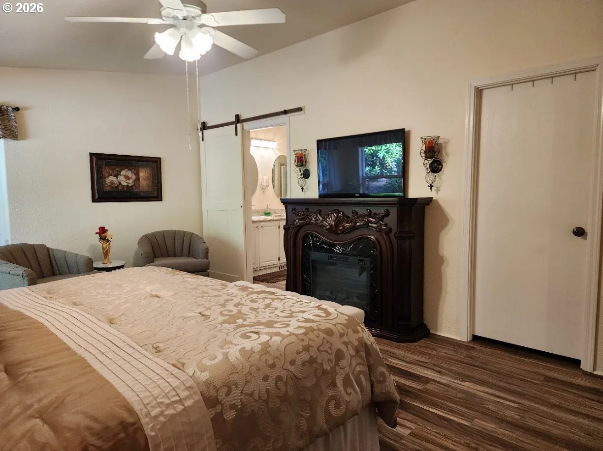 Bedroom, Owner's Suite-Walk-In Closet