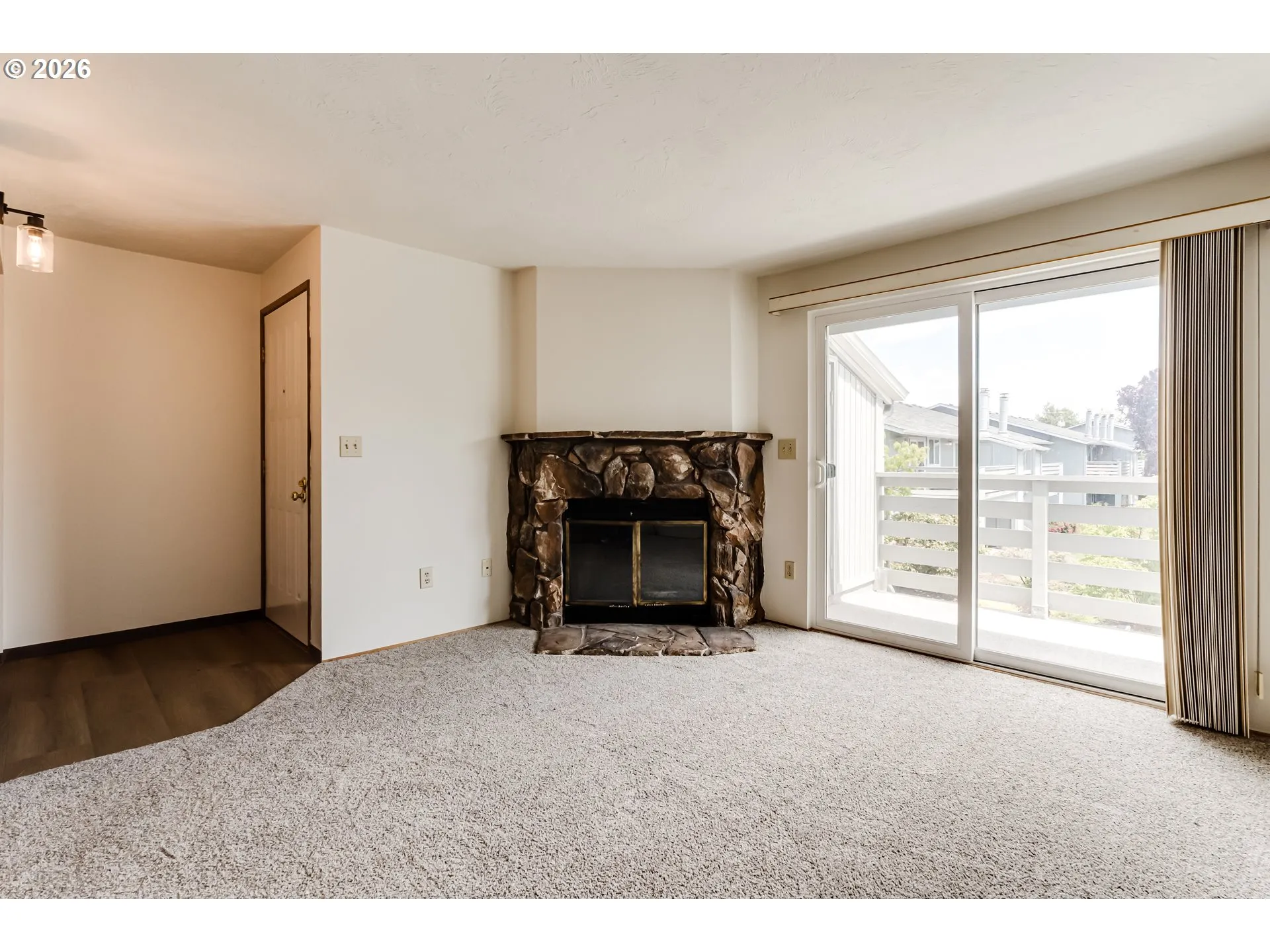 Living Room/Entrance