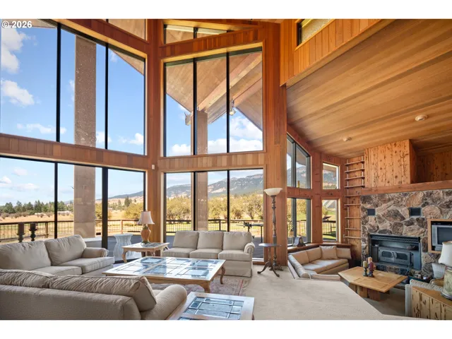 Living Room-Fireplace
