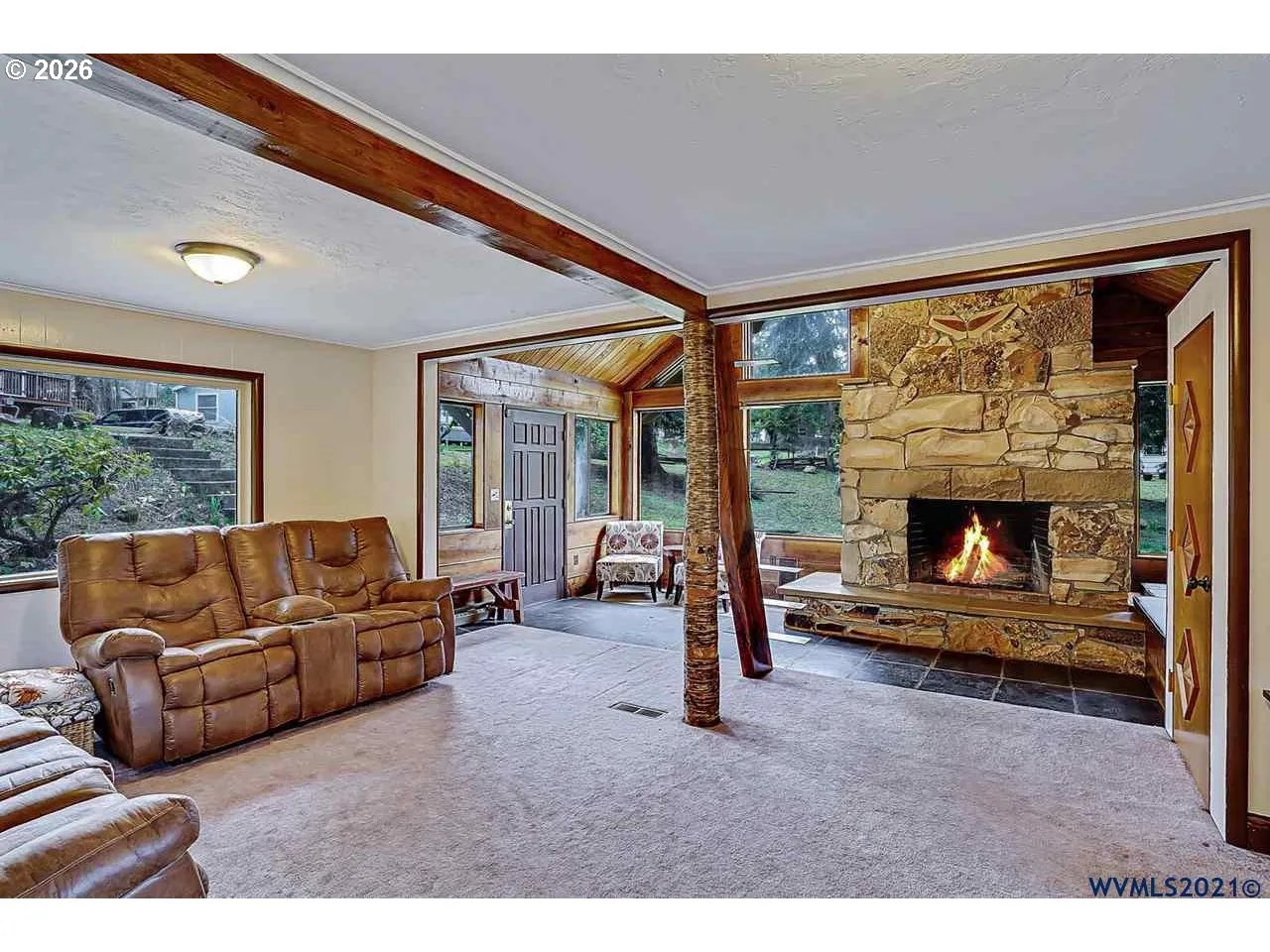 Living Room/Entrance