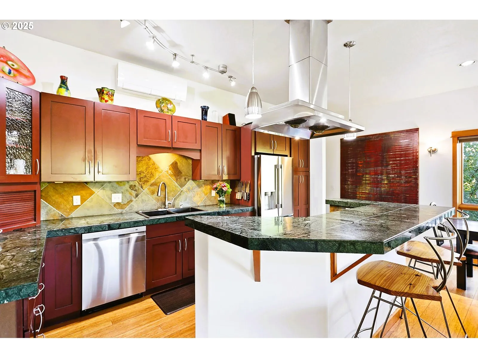 Kitchen-Breakfast Bar