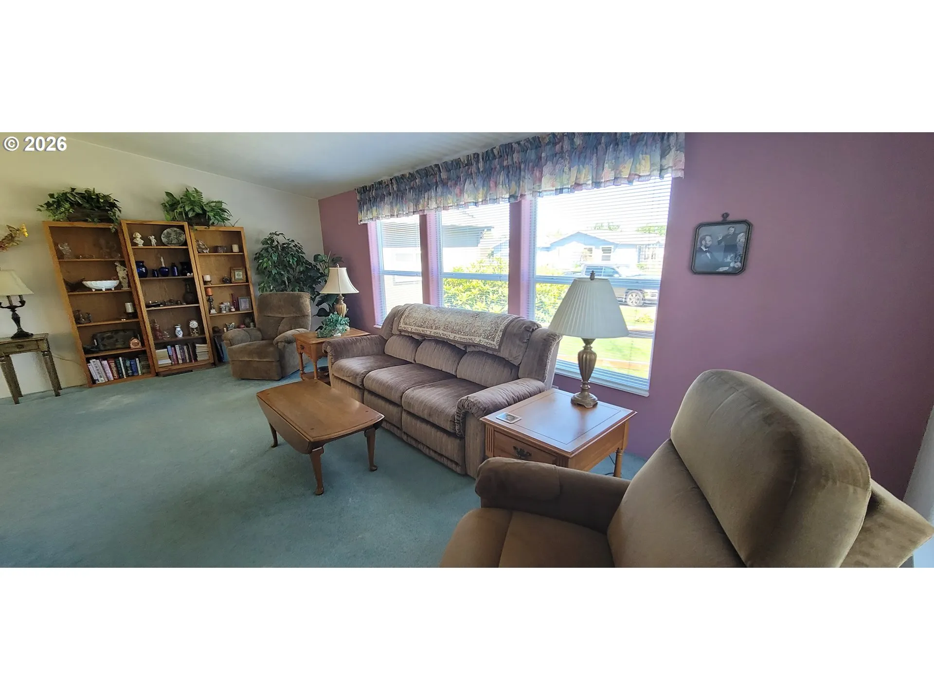 Living Room/Entrance