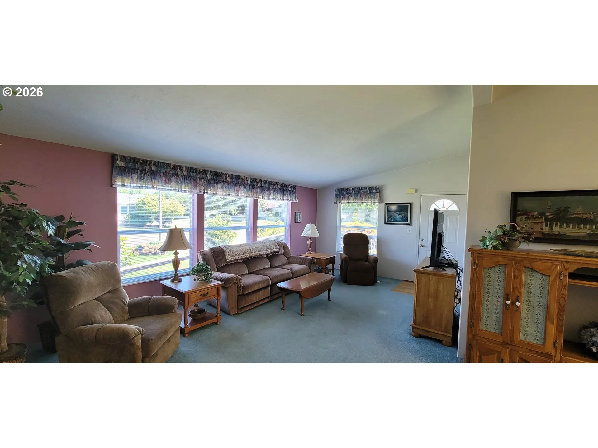 Living Room-Vaulted Ceilings