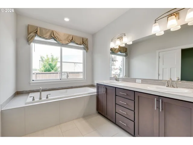 Bathroom, Attached-Garden Tub