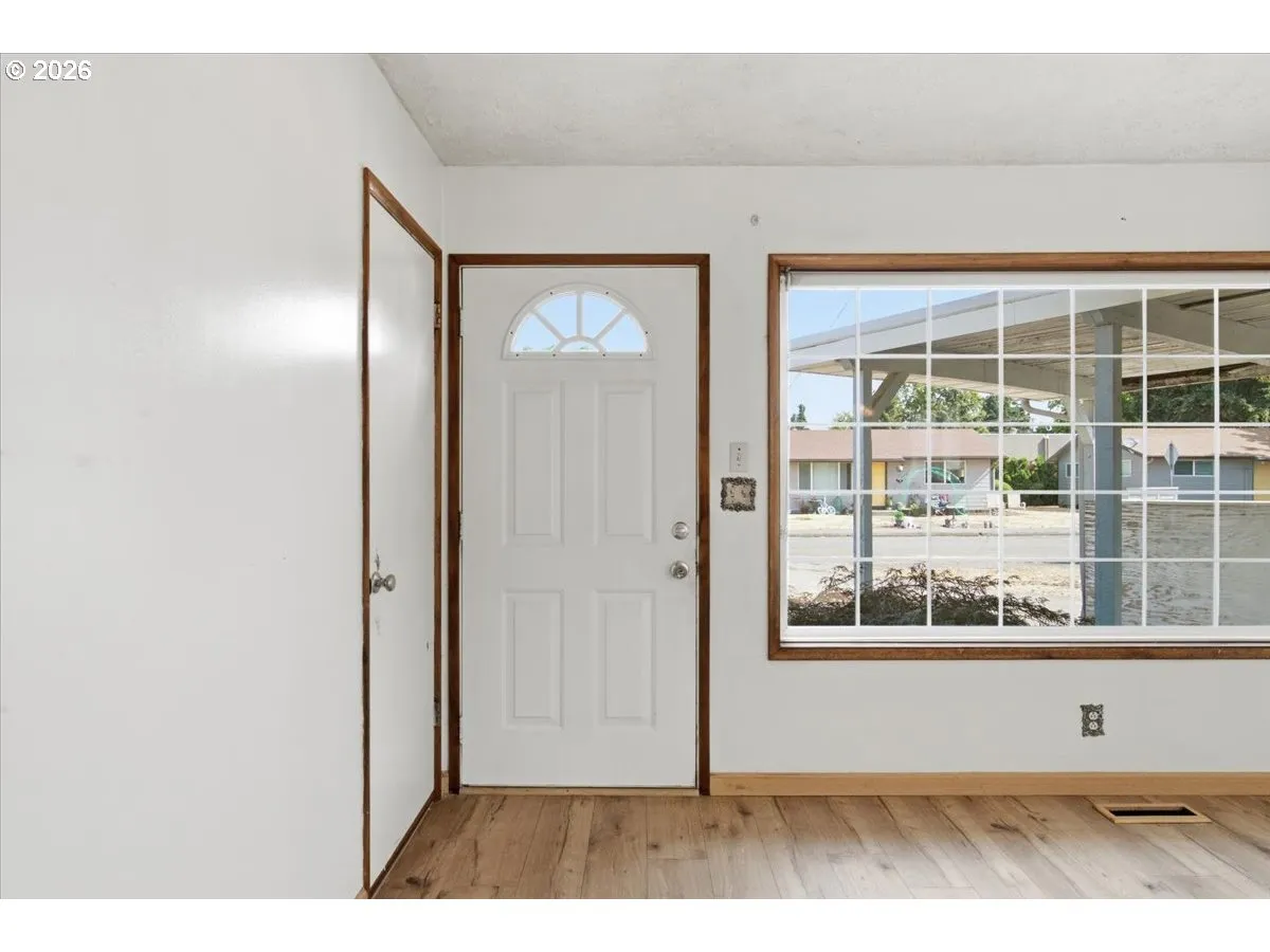 Living Room/Entrance