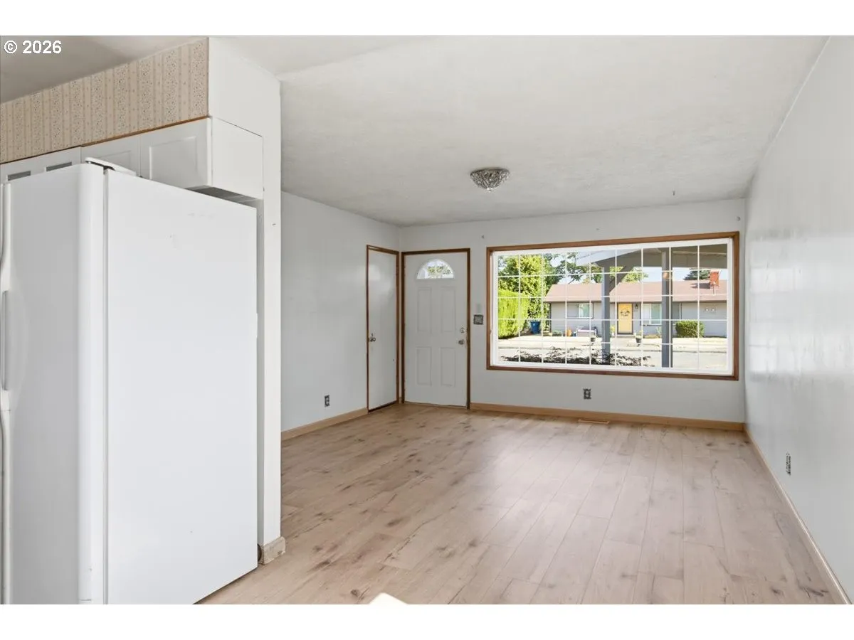 Living Room/Entrance