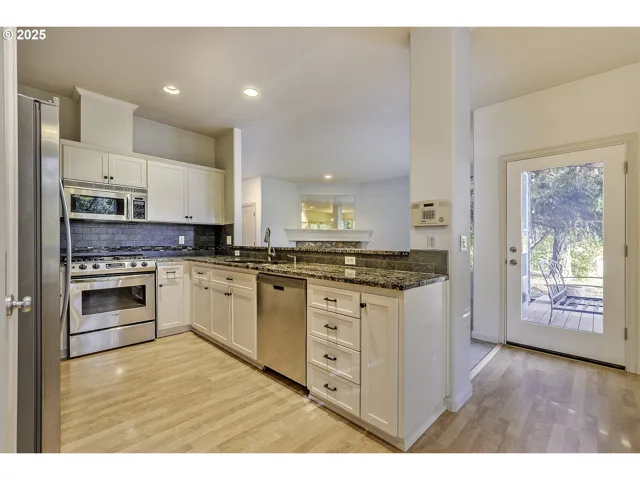 Kitchen-Breakfast Bar