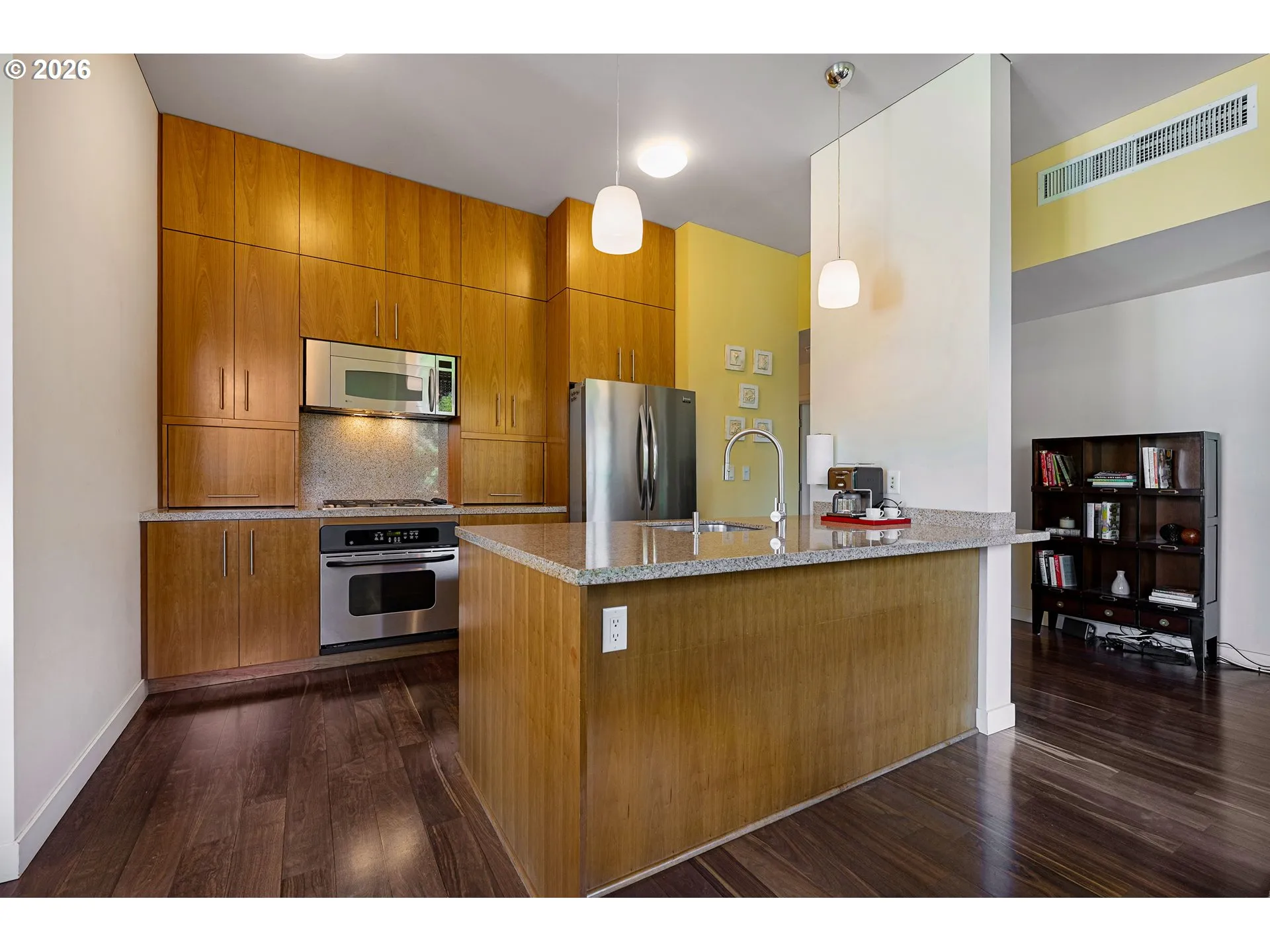 Kitchen-Breakfast Bar