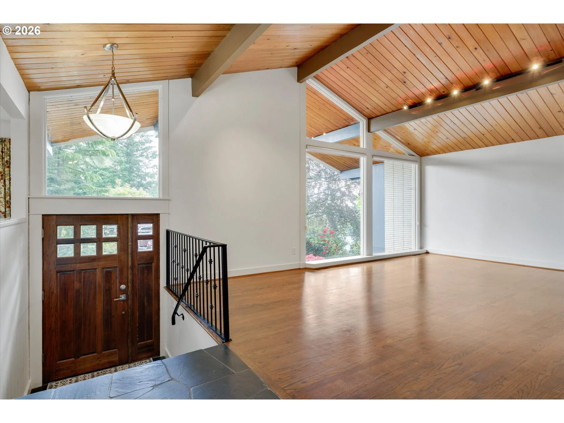 Living Room/Entrance