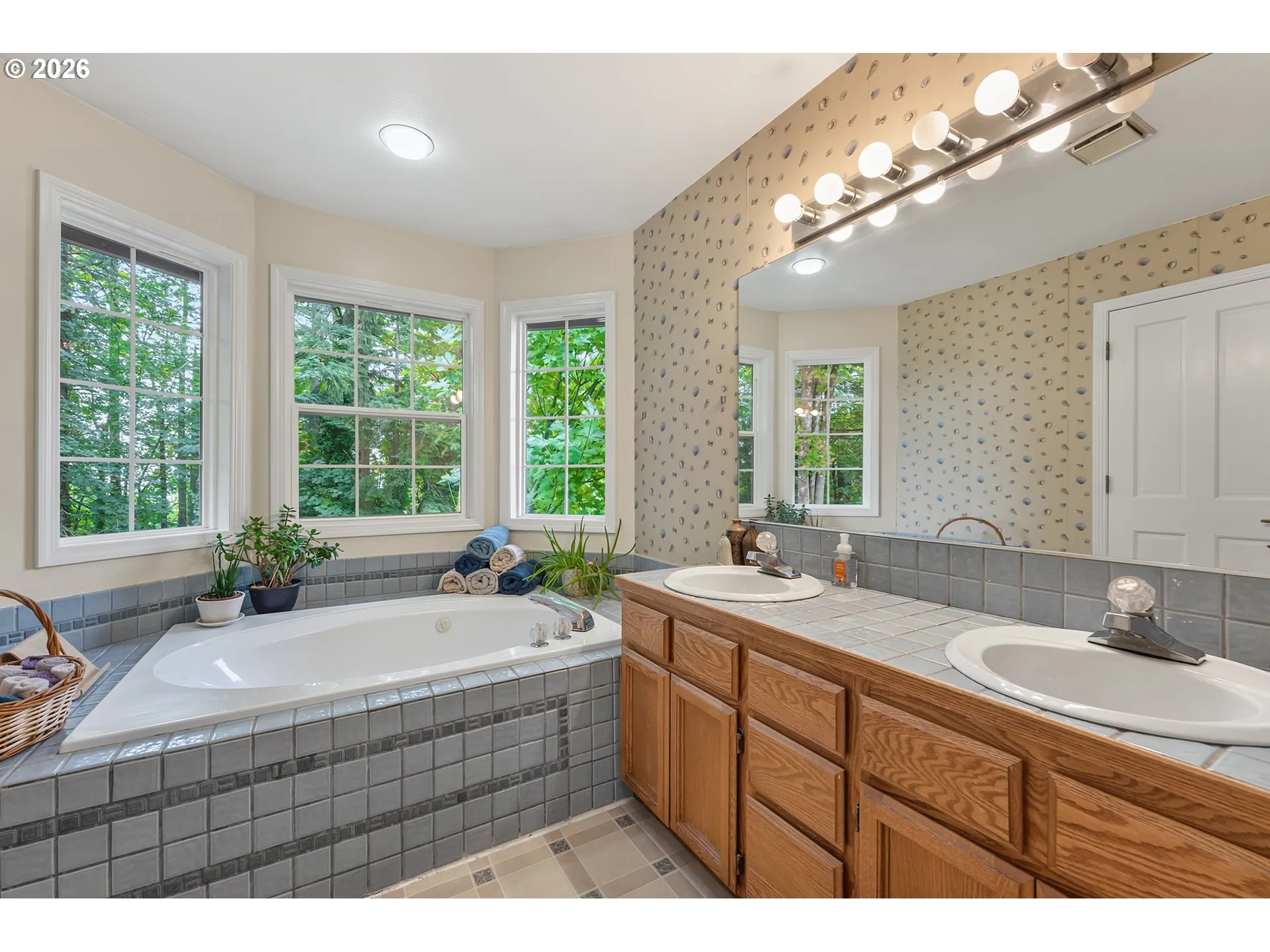 Bathroom, Attached-Garden Tub