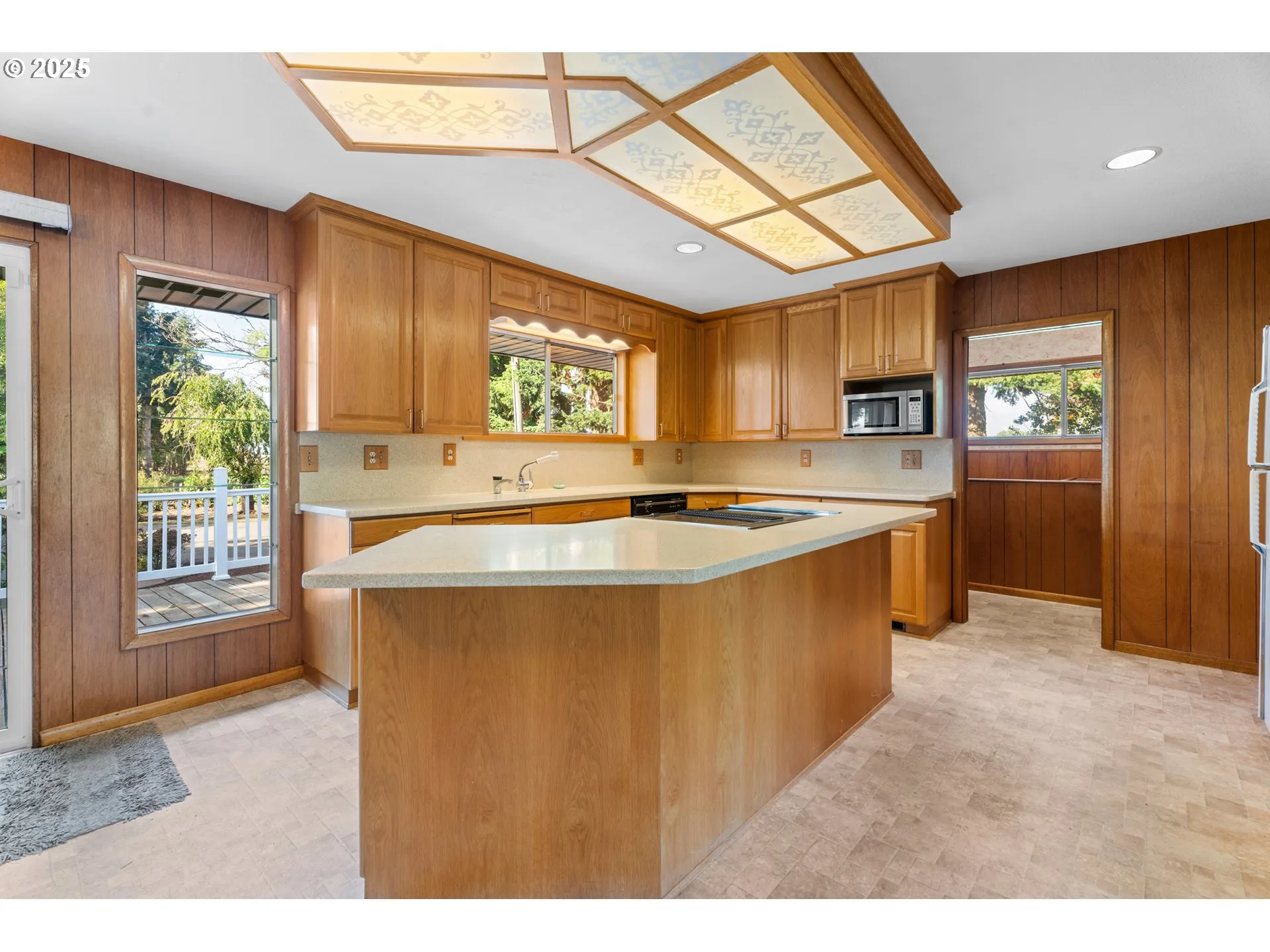 Kitchen-Breakfast Bar