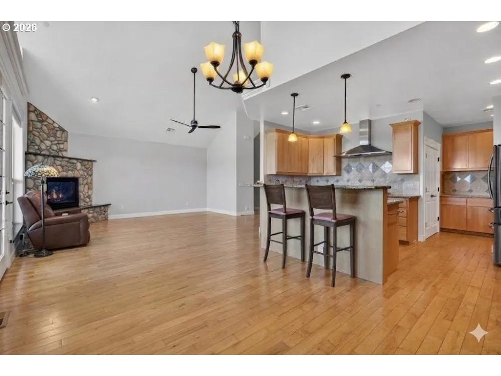 Living Room-Vaulted Ceilings