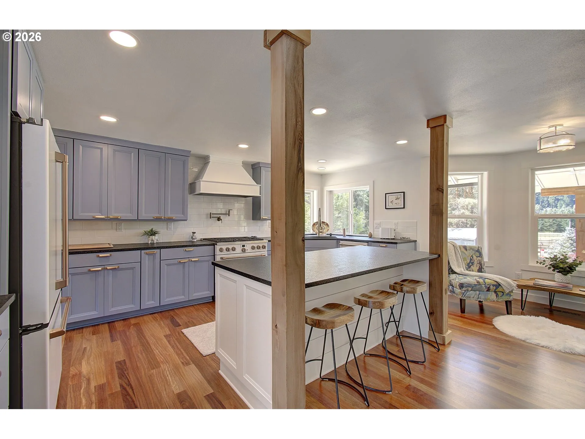 Kitchen/Nook-Island