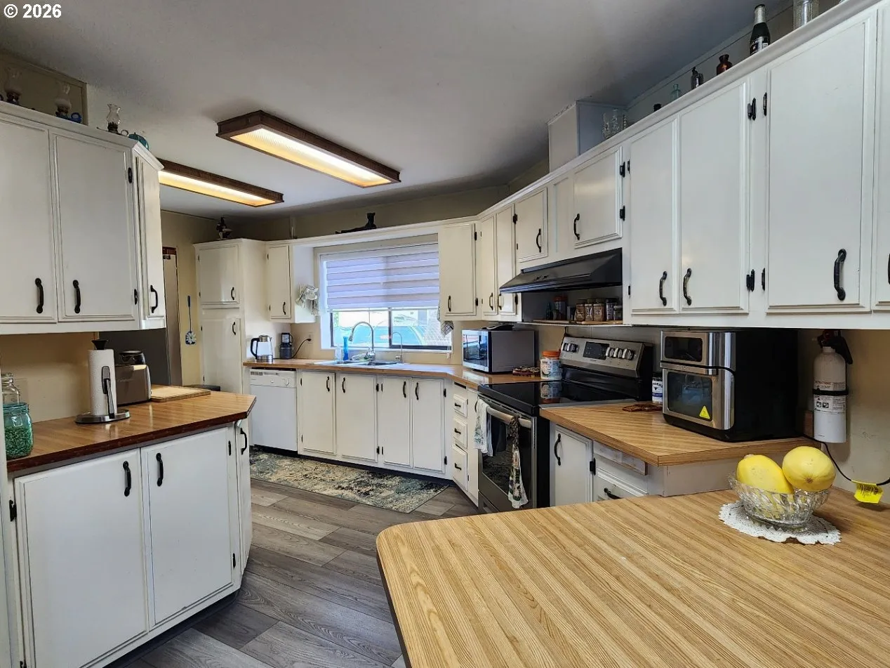 Kitchen-Breakfast Bar