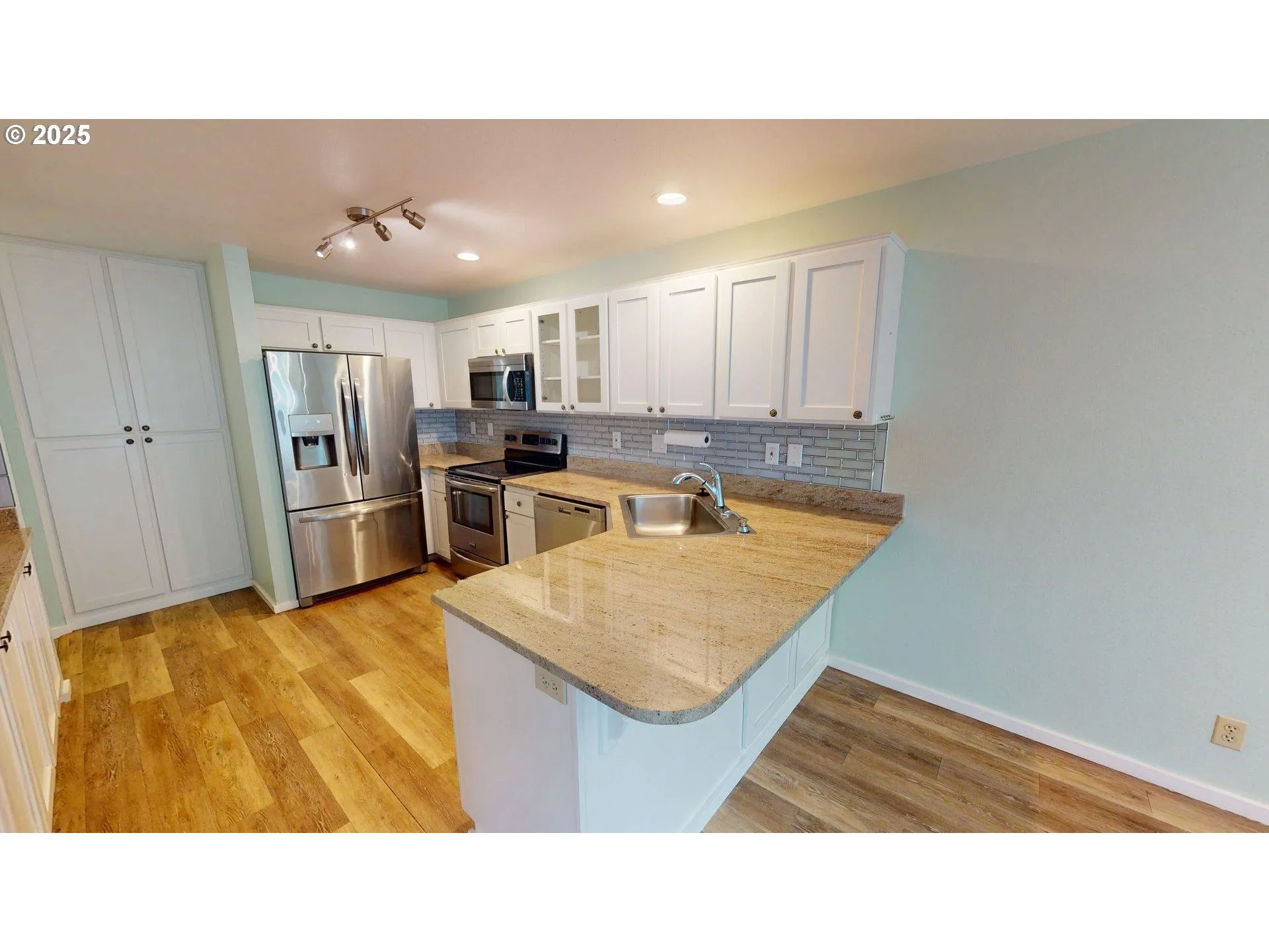 Kitchen-Breakfast Bar