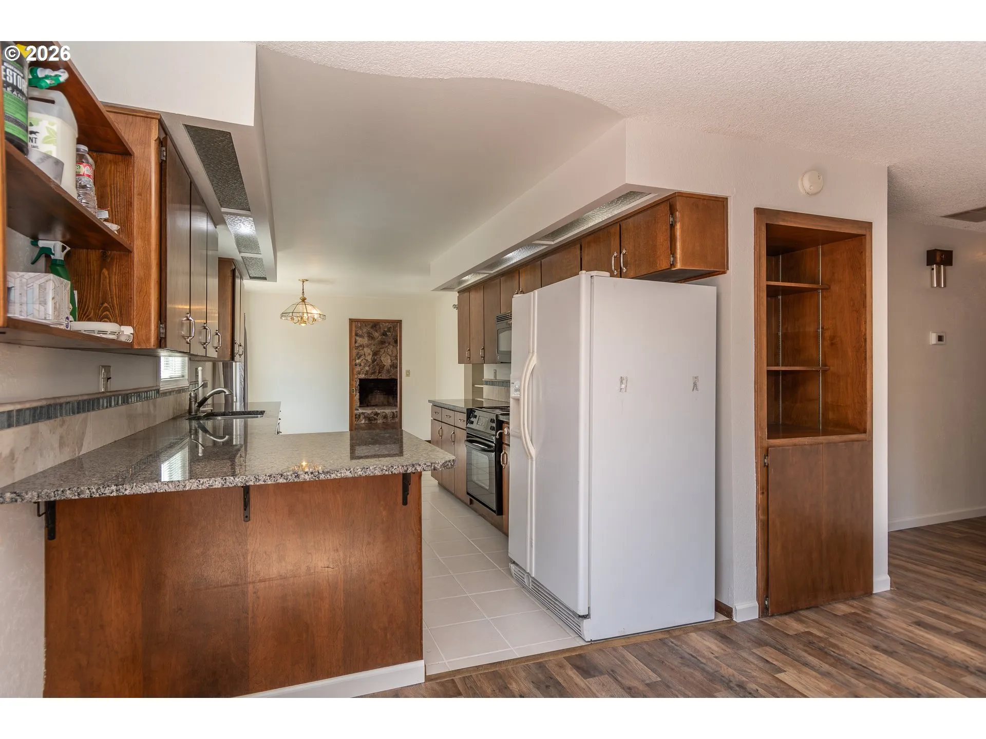 Kitchen-Breakfast Bar