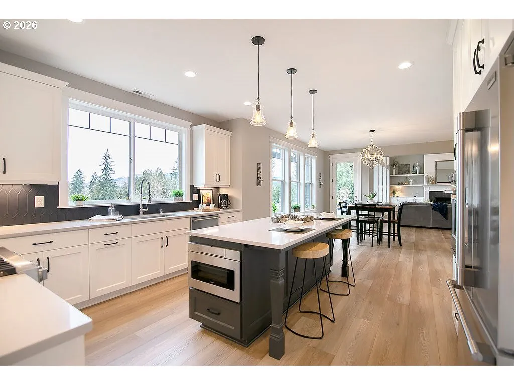 Kitchen-Breakfast Bar