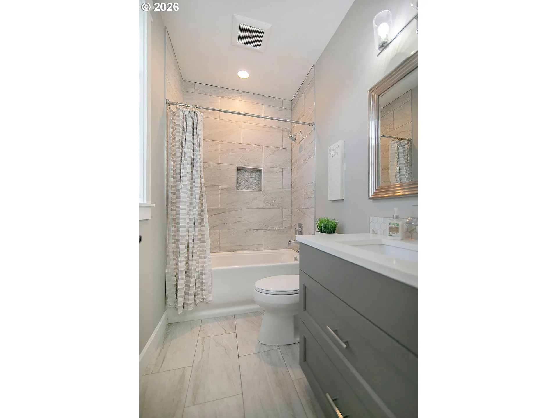 Bedroom-Full Bathroom