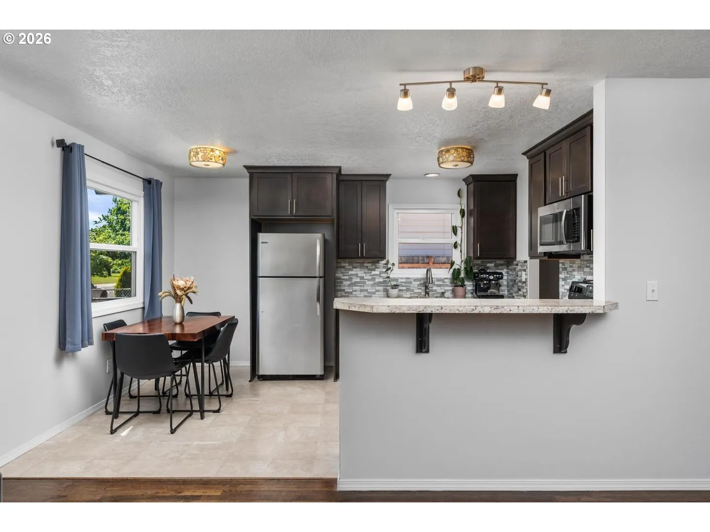 Kitchen-Breakfast Bar