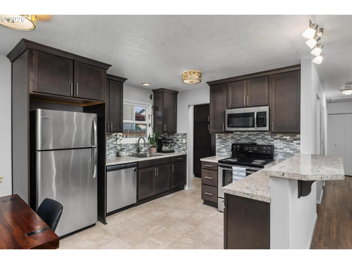 Kitchen-Breakfast Bar
