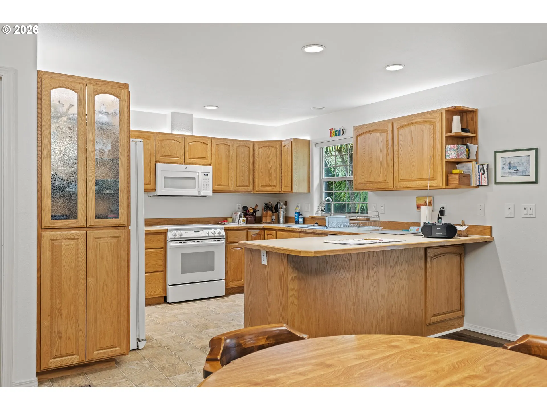 Kitchen-Breakfast Bar