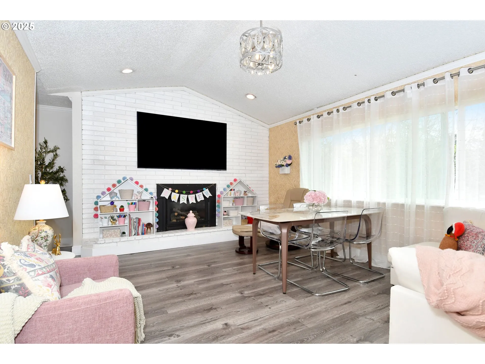 Living Room-Fireplace