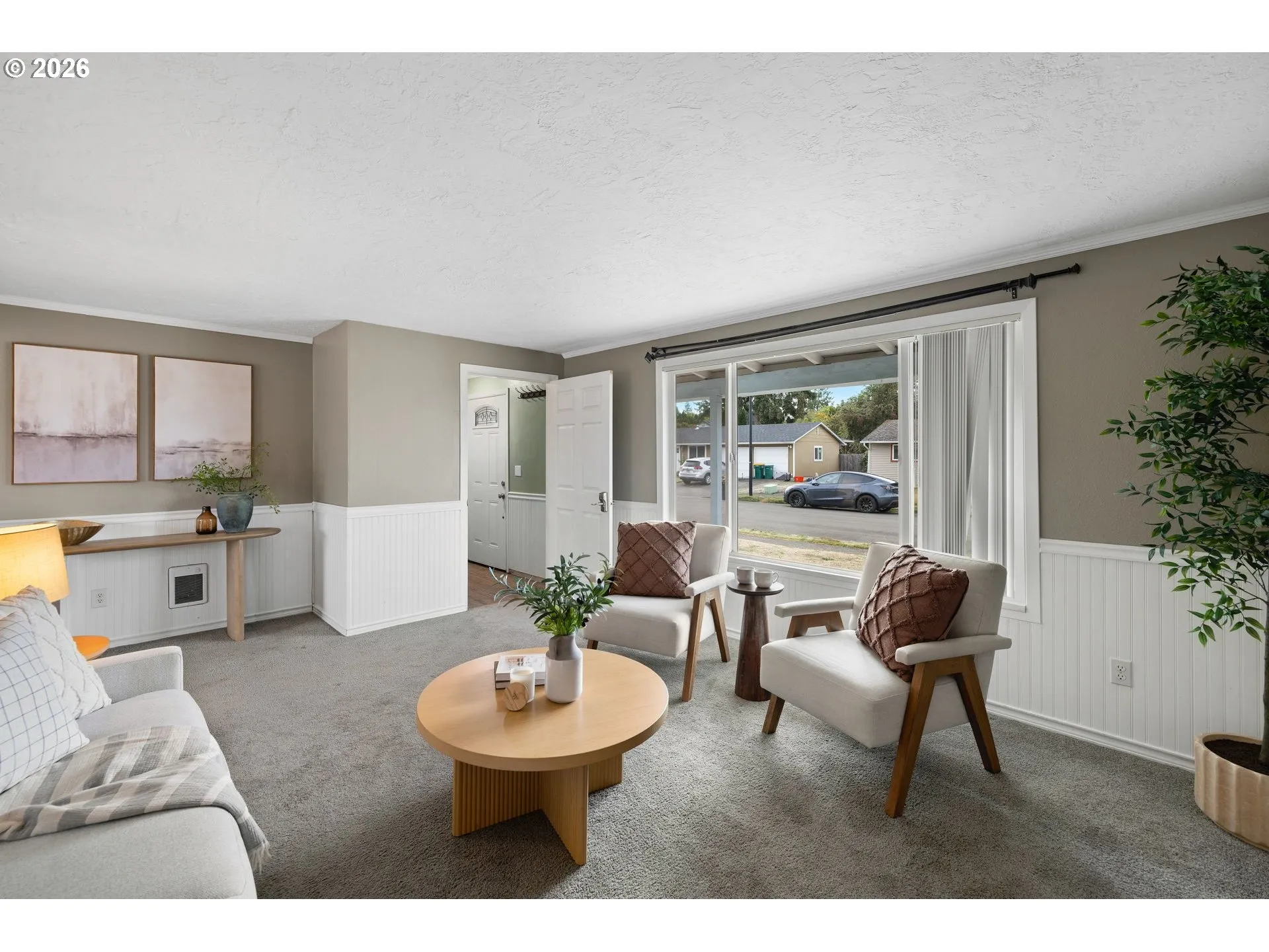 Living Room/Entrance
