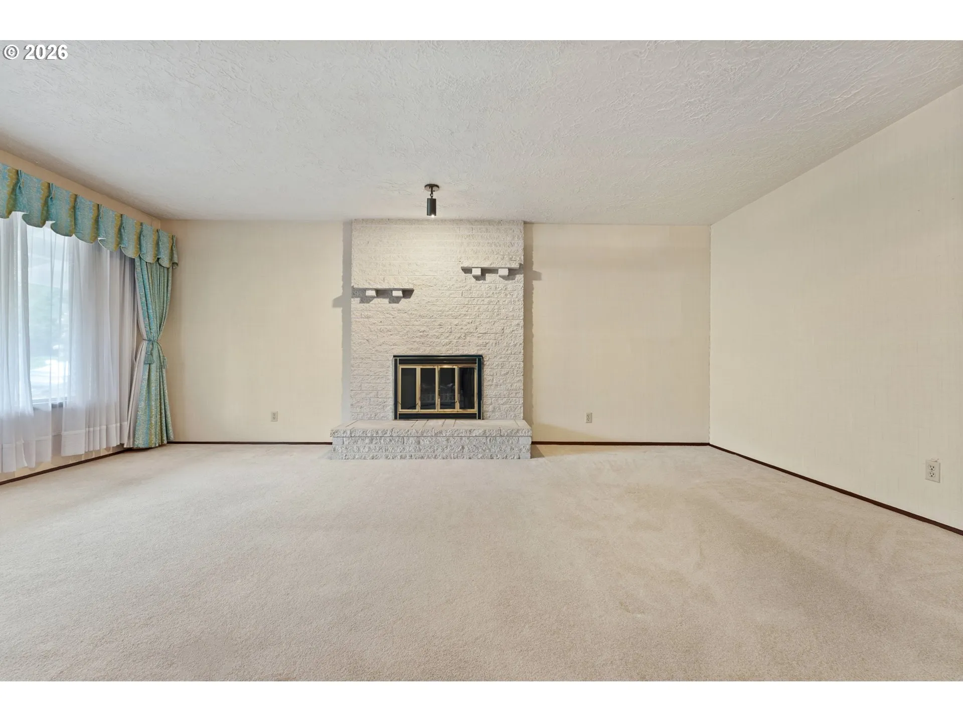 Living Room-Fireplace