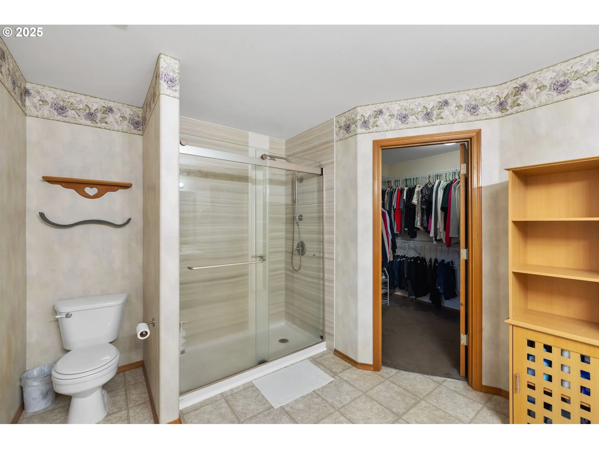 Bathroom, Attached-Walk-In Closet