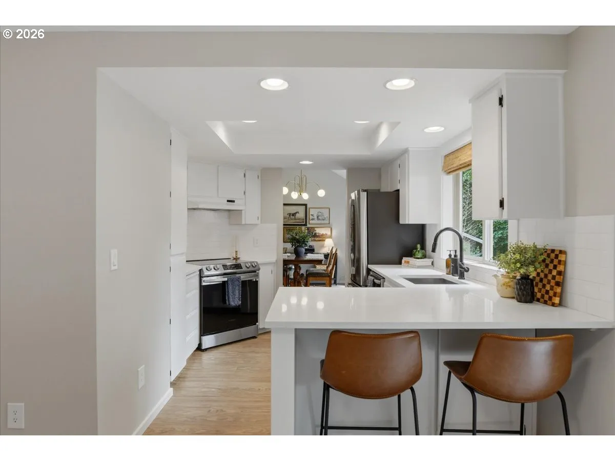 Kitchen-Breakfast Bar