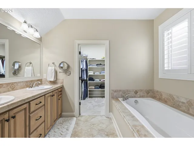 Bathroom, Attached-Walk-In Closet