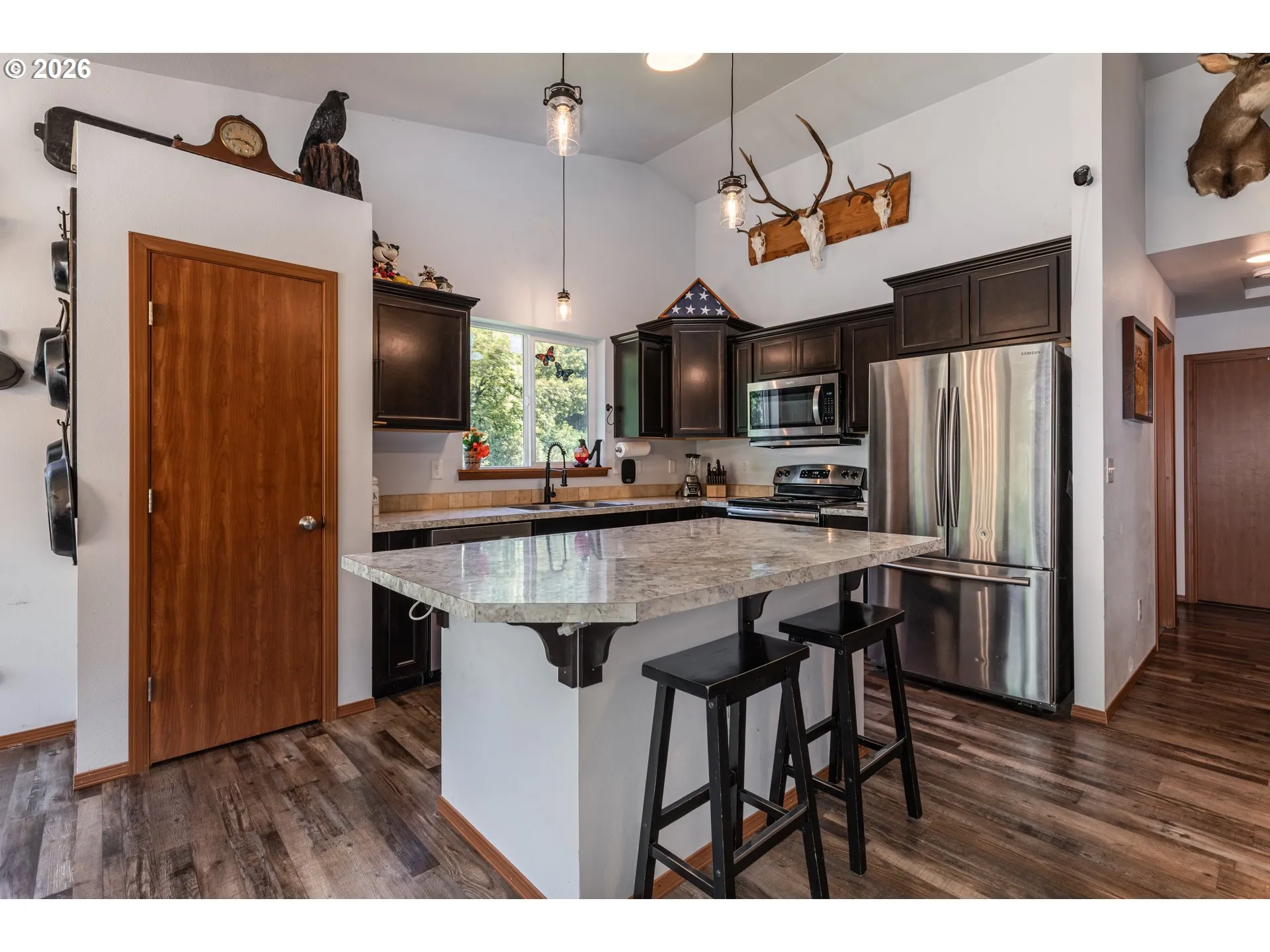 Kitchen-Breakfast Bar