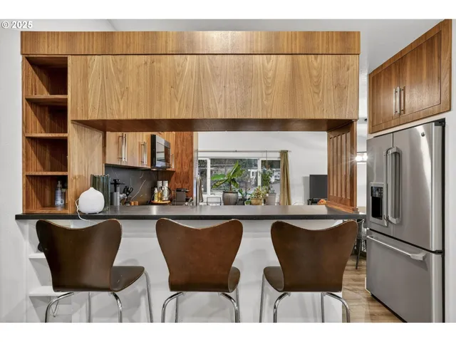 Kitchen-Breakfast Bar