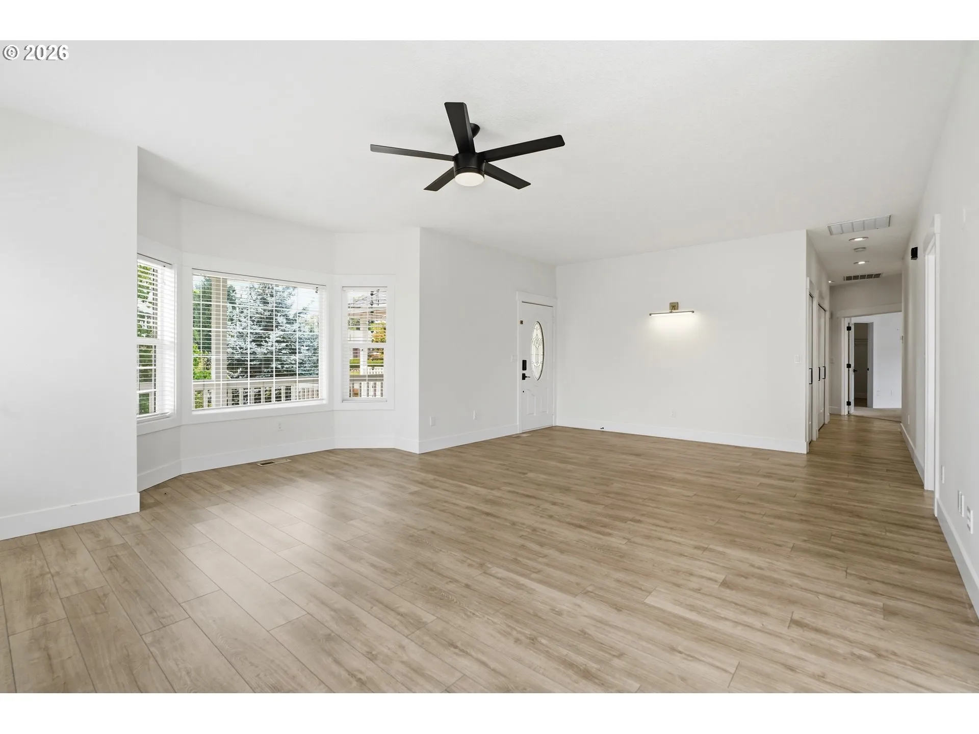 Living Room/Entrance