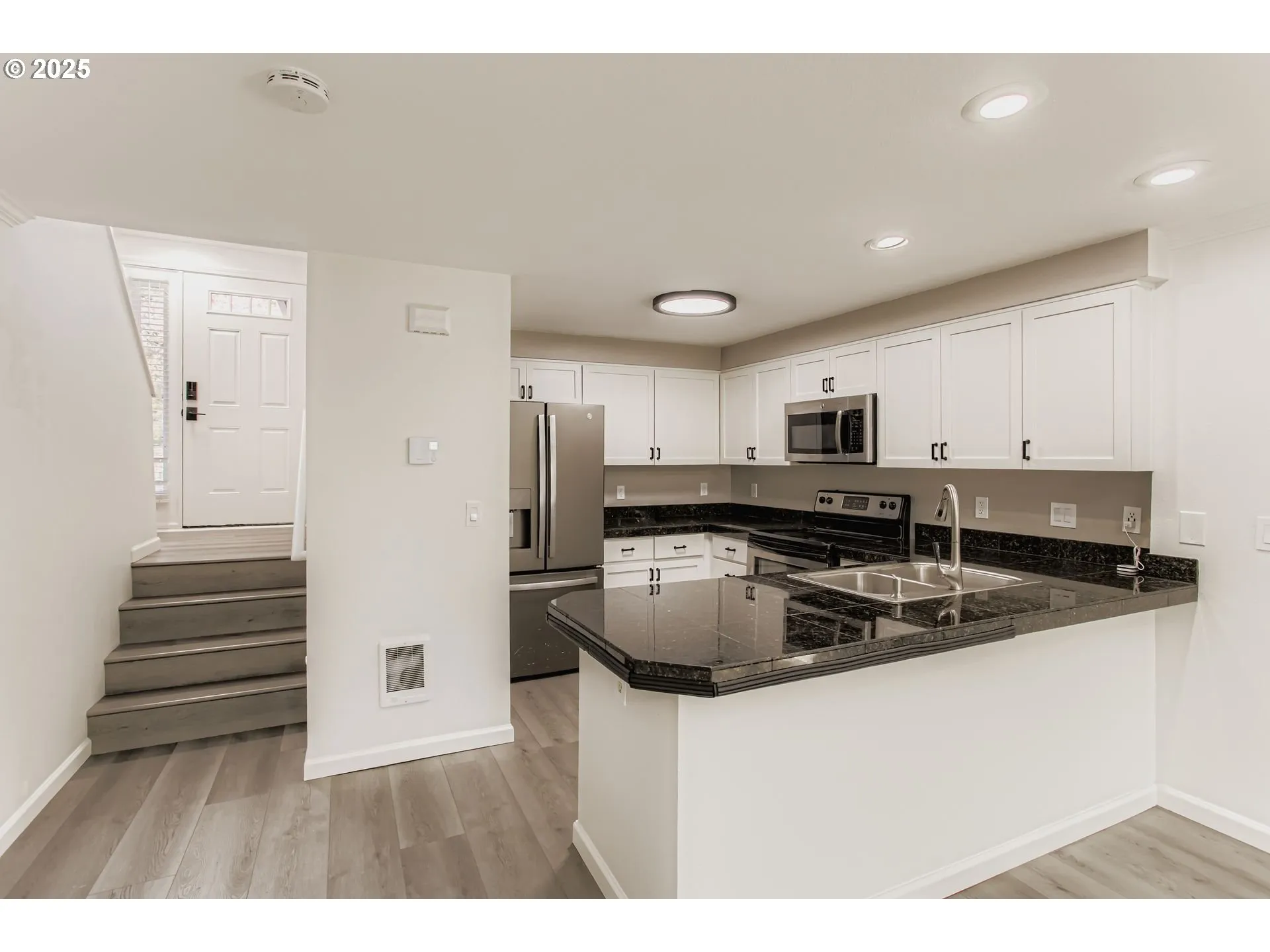 Kitchen-Breakfast Bar