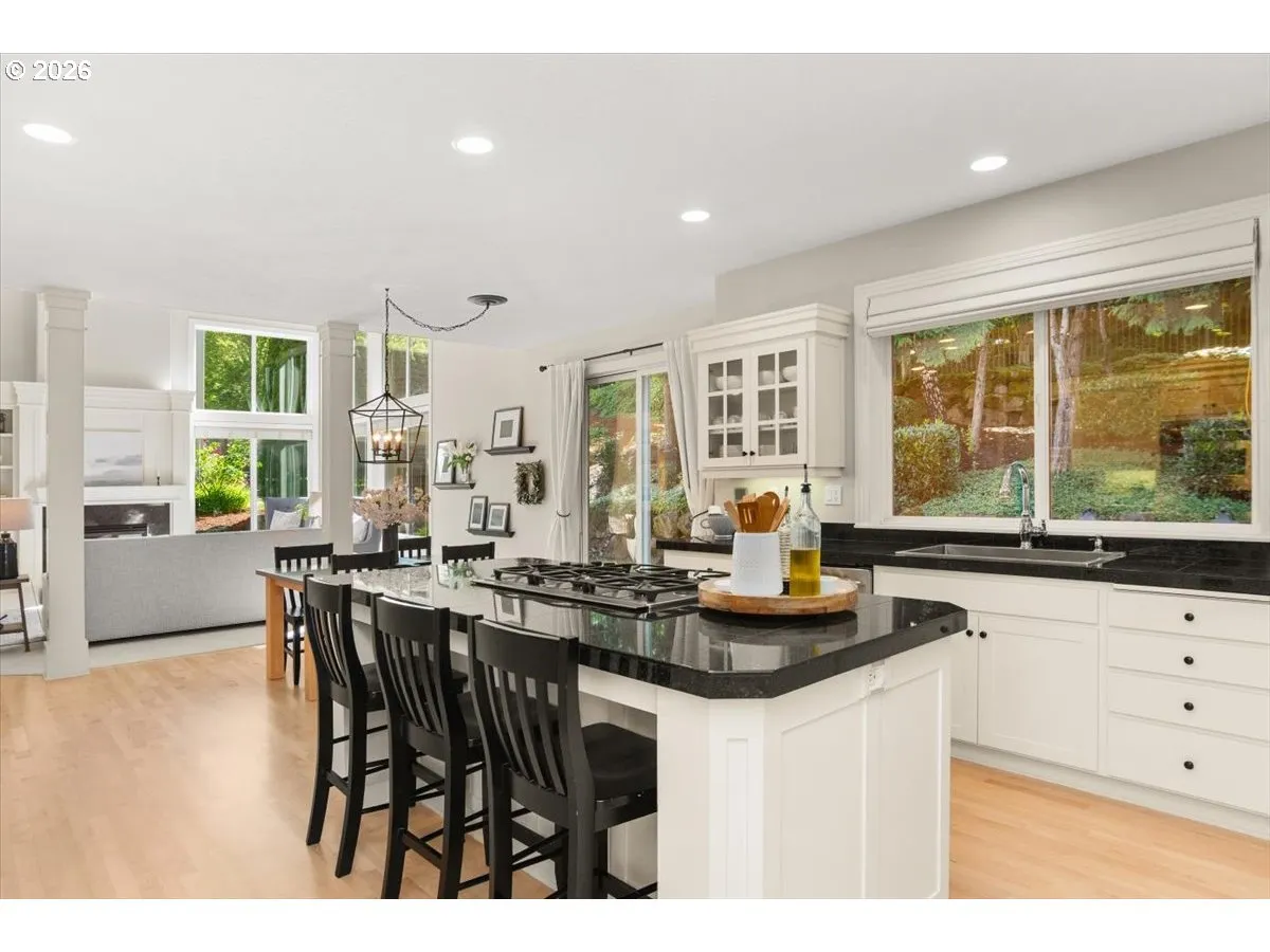 Kitchen-Breakfast Bar