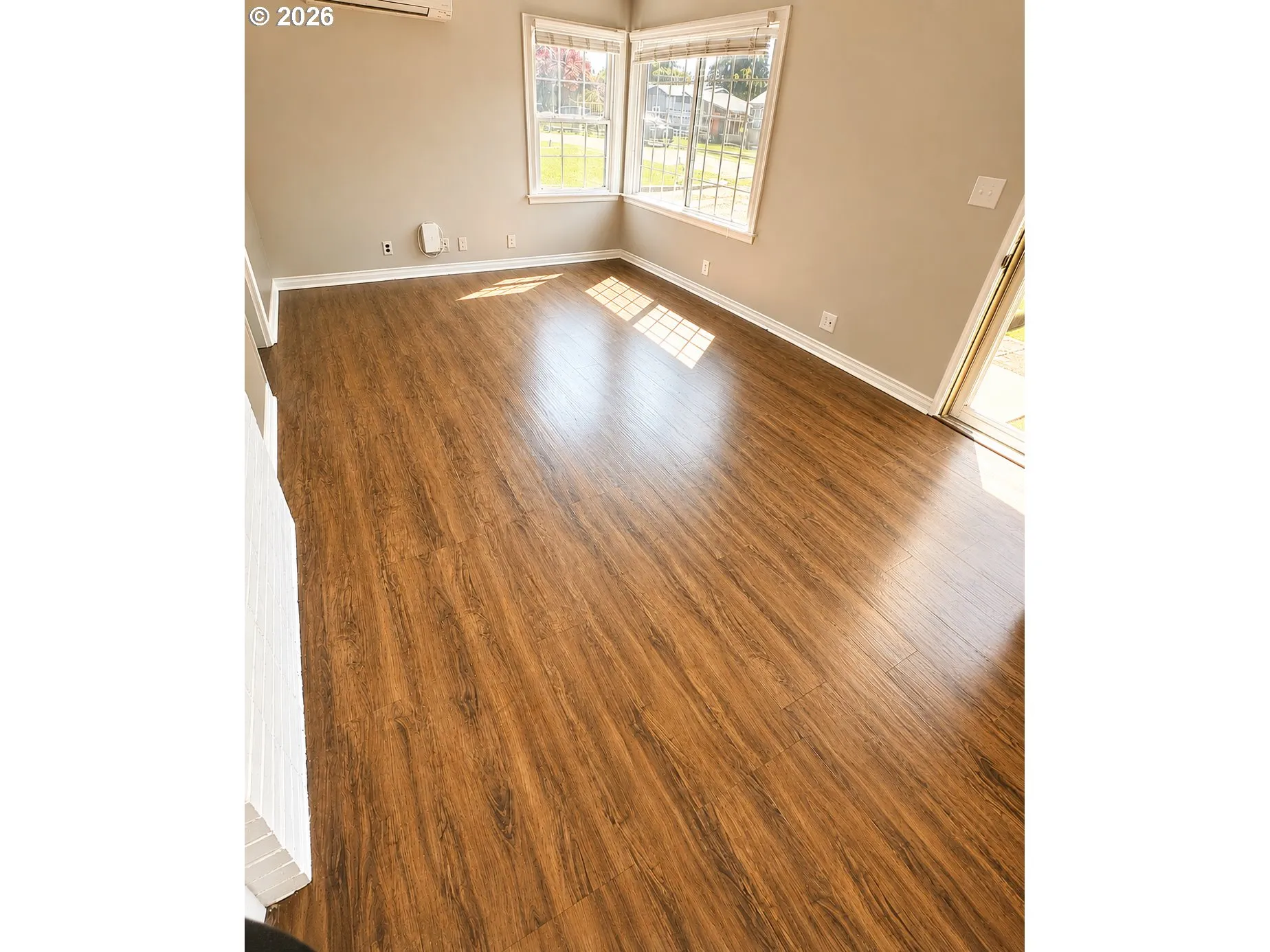 Living Room/Entrance