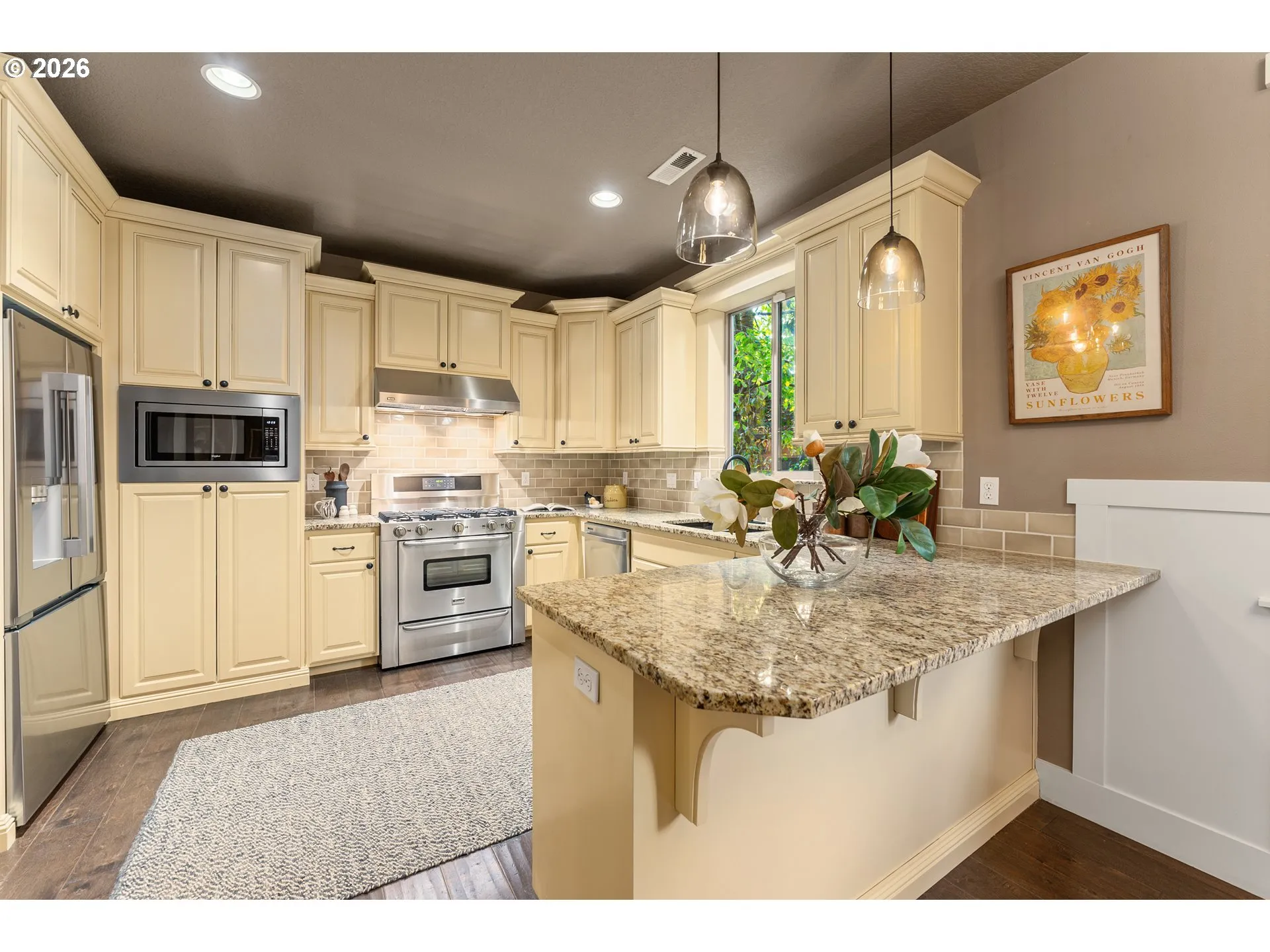 Kitchen-Breakfast Bar