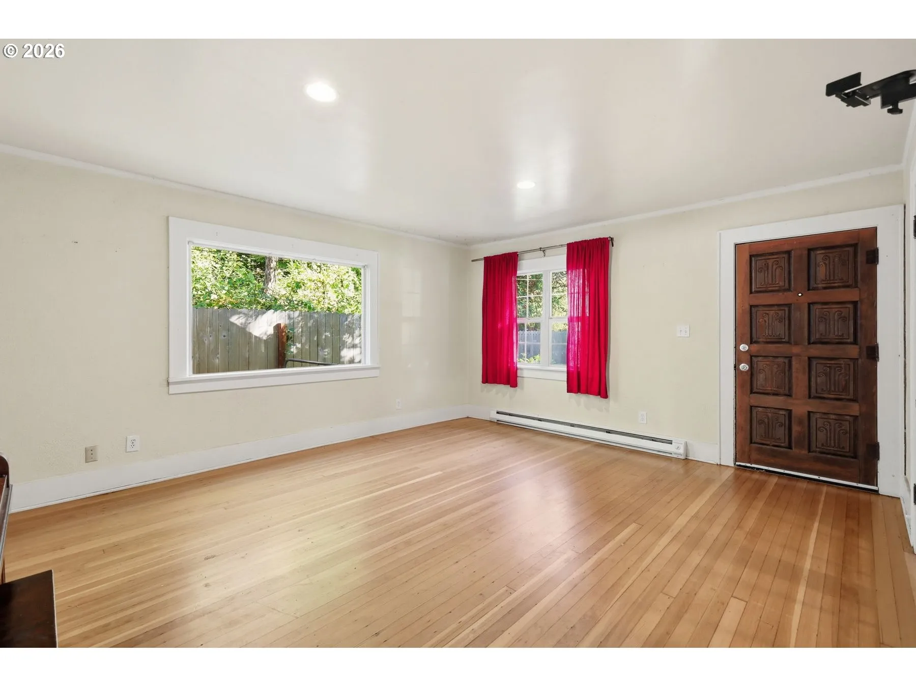 Living Room/Entrance