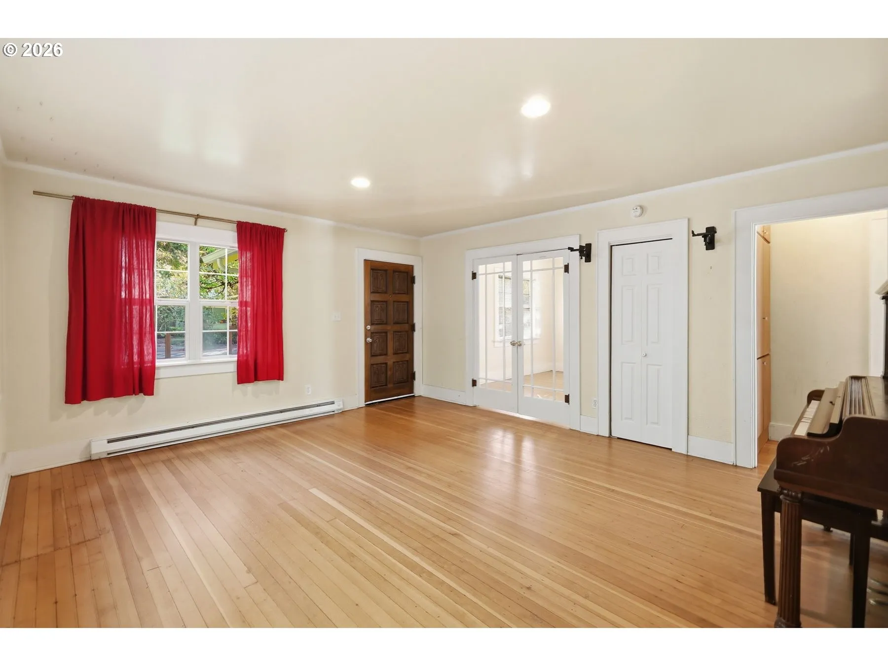 Living Room/Entrance