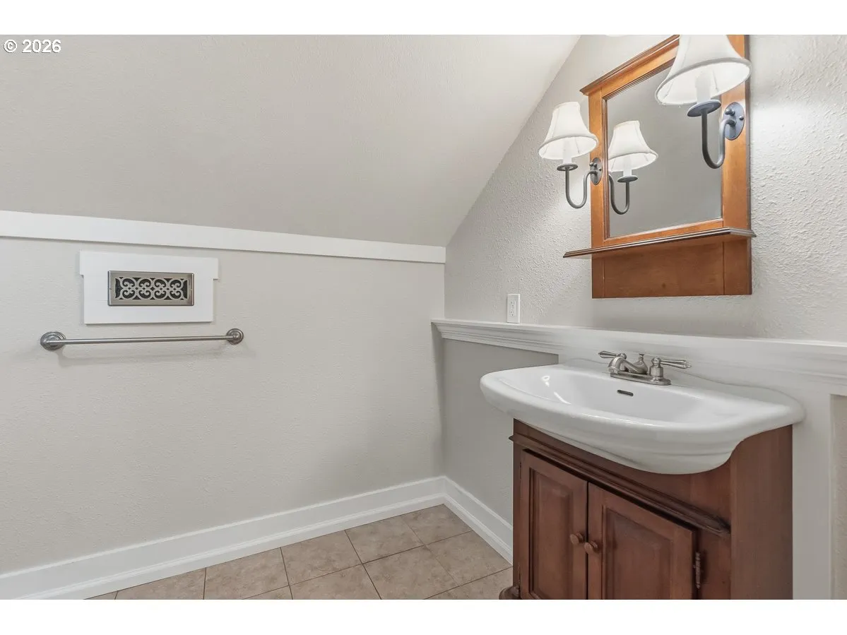 Bathroom-Upper